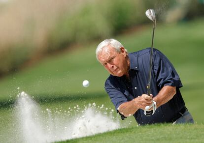 El campeón Arnold Palmer lanzando un golpe durante el torneo anual del Master de Augusta, en Georgia (EE.UU) en 2008.