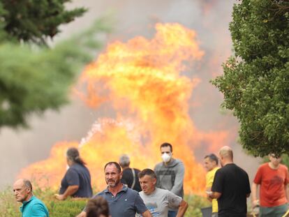 Vecinos de la localidad luchan contra las llamas del incendio, este sábado, en Añón de Moncayo, Zaragoza.