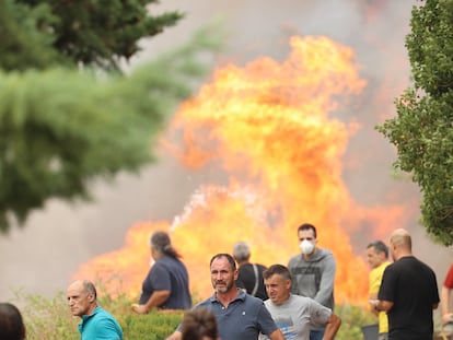 Vecinos de la localidad luchan contra las llamas del incendio, este sábado, en Añón de Moncayo, Zaragoza.