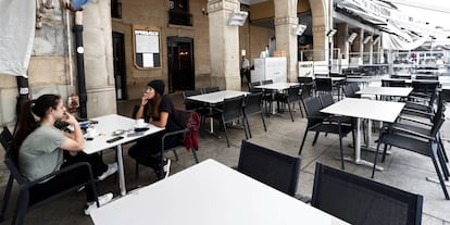 Terraza vacía de clientes en la Plaza del Castillo (Pamplona). 