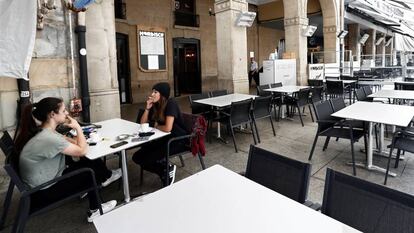 Terraza vacía de clientes en la Plaza del Castillo (Pamplona).
