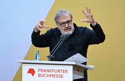 El filósofo Slavoj Zizek durante su intervención en la inauguración de la Feria del Libro de Fráncfort, ayer martes.