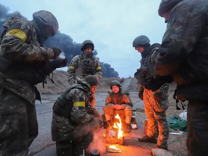 Soldados ucranios durante un descanso, el domingo cerca de Kiev.