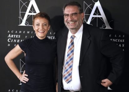 El presidente de la Academia de Cine, Enrique González Macho, y Eva Hache posan tras anunciar que la humorista será la encargada de presentar la gala de entrega de la XXVI edición de los premios Goya.