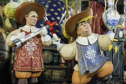 Figuras de la falla Maestro Gozalbo donde podemos ver ninots que representan al presidente ruso Vladimir Putin junto al presidente de EE UU Donald Trump.