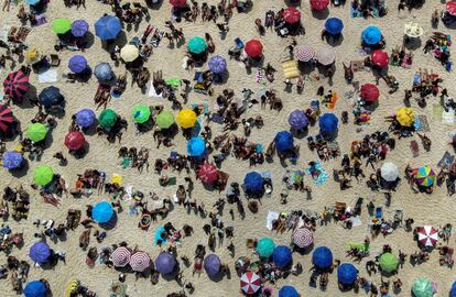 Turistas en la playa de Ipanema, en Río de Janeiro (Brasil).