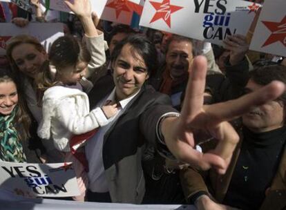 El diputado chileno Marco Enríquez-Ominami, con su hija pequeña en brazos, durante la presentación de su candidatura a la presidencia del país suramericano.