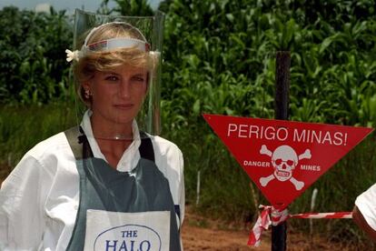 La princesa Diana durante su visita a un campo de minas en Angola.