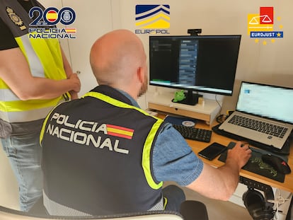 Dos agentes de la Policía Nacional en uno de los registros realizados en España dentro de la Operación Eastwood contra la red de 'hackers' prorrusos NoName057, en una imagen facilitada por el Ministerio del Interior.