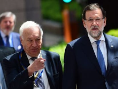 Rajoy, entre Garc&iacute;a-Margallo y Moragas, este mi&eacute;rcoles en Bruselas.