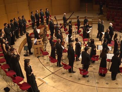 El Bach Collegium de Japón saluda al final de su interpretación de la 'Pasión según San Juan' de Bach en una vacía Philharmonie de Colonia. (Philharmonie.tv)