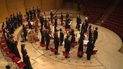 El Bach Collegium de Japón saluda al final de su interpretación de la 'Pasión según San Juan' de Bach en una vacía Philharmonie de Colonia. (Philharmonie.tv)