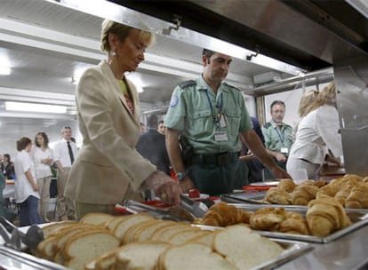 La vicepresidenta primera del Gobierno comparte desayuno con guardias civiles y policías destinados en Puerto Príncipe.