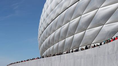 Espectadores ante el estadio Allianz Arena de Múnich el pasado 8 de marzo, antes de la suspensión de la Bundesliga alemana por la extensión del coronavirus.