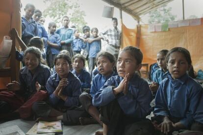 Niños y niñas en un espacio amigo de la infancia del distrito de Dolakha, Nepal.