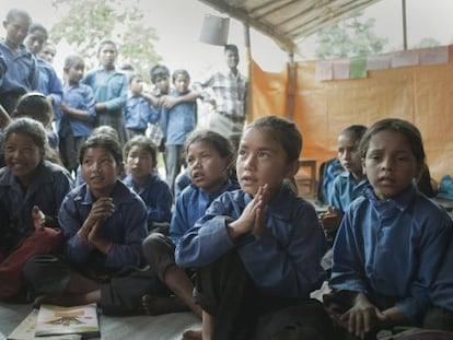 Niños y niñas en un espacio amigo de la infancia del distrito de Dolakha, Nepal.