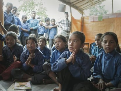 Niños y niñas en un espacio amigo de la infancia del distrito de Dolakha, Nepal.