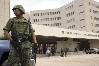 Un militar resguarda la sede donde rendirá su declaración El Koala.