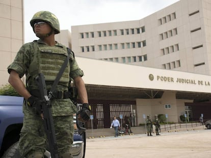 Un militar resguarda la sede donde rendirá su declaración El Koala.