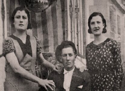 De izquierda a derecha, los hermanos Rosario, Mariano y Lourdes Malón.