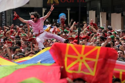 Participantes comemoram o início das festas, marcado pelo tradicional 'chupinazo'.