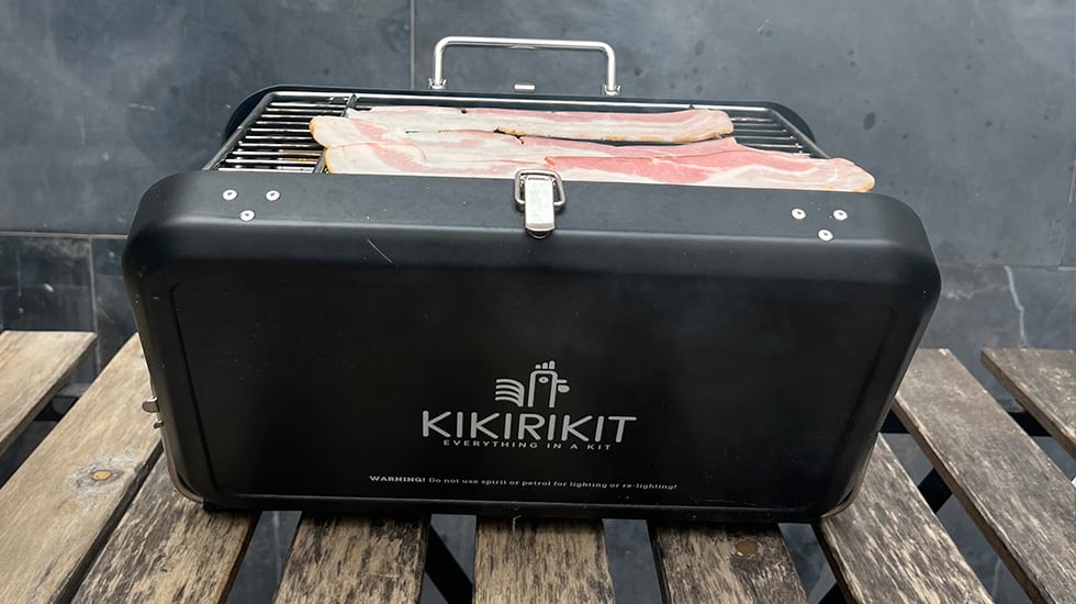 El diseño plegable de esta barbacoa facilita enormemente su transporte.