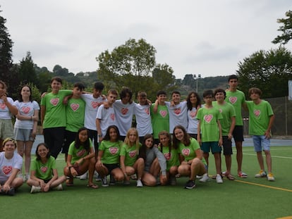 Adolescentes en el campamento organizado por Menudos Corazones en 2022 en Hondarribia (Gipuzkoa) para chicos y chicos con cardiopatías.