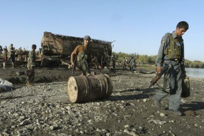 Un soldado afgano empuja un barril tras el ataque aéreo de la OTAN contra un convoy que transportaba carburante en Kunduz, en septiembre.