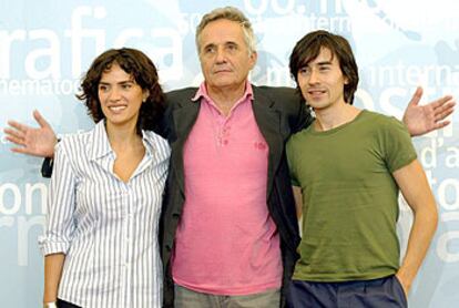 Marco Bellocchio, entre los actores Maya Sansa y Luigi Lo Cascio, en la presentación en la Mostra de su película <i>Buenos días, noche.</i>