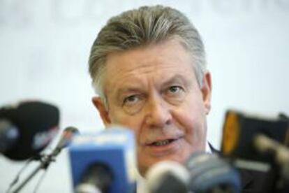 El comisario europeo de Comercio, Karel de Gucht, da una rueda de prensa en Pekín (China) el 21 de junio de 2013.