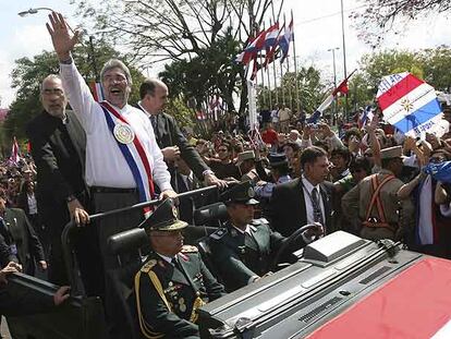 Fernando Lugo saluda a la multitud agolpada en las calles de Asunción tras asumir ayer la presidencia de Paraguay.