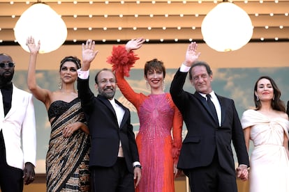 De izquierda a derecha, los miembros del jurado Ladj Ly, Deepika Padukone, Asghar Farhadi, Rebecca Hall, el presidente del jurado Vincent Lindon, y Noomi Rapace posan para los fotógrafos a su llegada a la ceremonia de apertura de Cannes, el día 18 de mayo.
