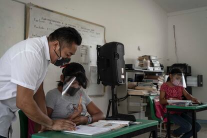 Vacuna de refuerzo para profesores de México