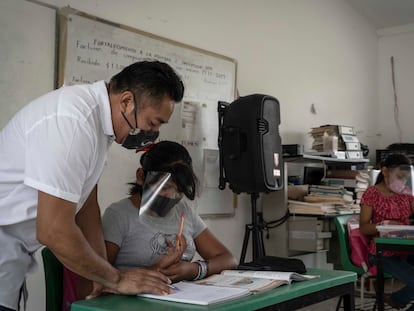 Un profesor da clases en una escuela primaria del Estado mexicano de Campeche, el año pasado.