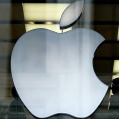 Fachada de una tienda de Apple con el logotipo de la manzana