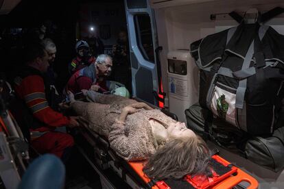 Personal sanitario trasladan a una mujer herida tras un ataque ruso sobre Kiev, este jueves.