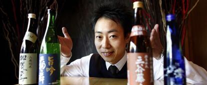 Hiroshi Kobayashi, sumiller de Miyama, con diferentes tipos de sake.