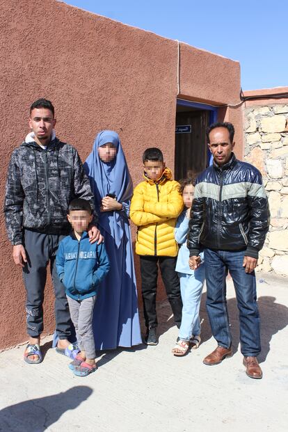 Abdulá A. A., marido de la temporera fallecida en Huelva, junto a los cinco hijos del matrimonio, este sábado.