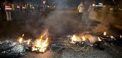 Unas 300 personas, miembros de piquetes informativos, han cortado el acceso al mercado mayorista de Salamanca a primeras horas de la mañana.