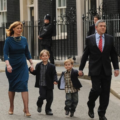 El ex primer ministro británico, Gordon Brown, con su esposa e hijos al dejar el cargo, en 2010.