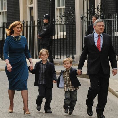 El ex primer ministro británico, Gordon Brown, con su esposa e hijos al dejar el cargo, en 2010.