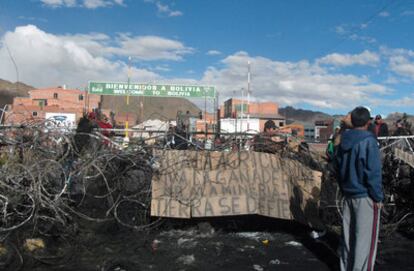 Manifestantes bloquean la vía este 27 de mayo de 2011, en la localidad de Desaguadero (Perú), frente a la entrada a Bolivia