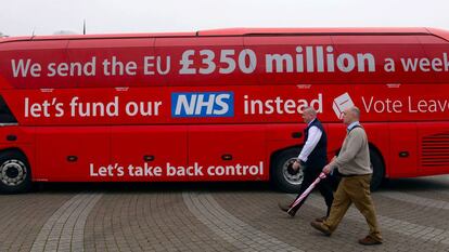 Un autobús con el mensaje del brexit:“Enviamos a la UE 350 millones de libras cada semana. Financiemos la sanidad en su lugar”.