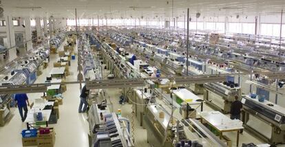 Interior de una f&aacute;brica textil de prendas de punto Montoto en Lal&iacute;n (Ourense)