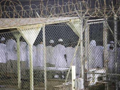 Presos musulmanes rezan en el campo 4 de Guantánamo, en una foto tomada el 18 de noviembre.