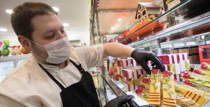 El pastelero Oriol Carrió prepara dulces de Sant Jordi en Barcelona.