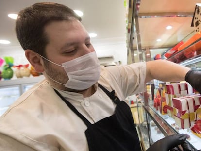 El pastelero Oriol Carrió prepara dulces de Sant Jordi en Barcelona.