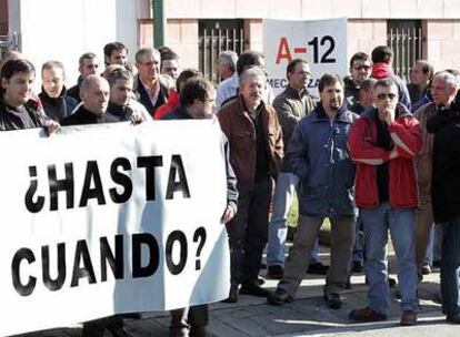 Concentración sindical en contra de la subcontratación en cadena, tras un accidente mortal en Elorrio.
