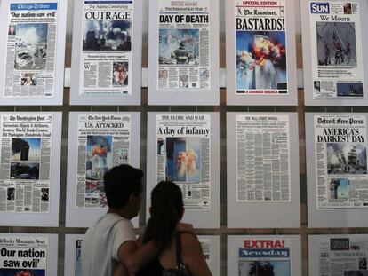 Dos visitantes del Newseum de Washington contemplan un mural con portadas relativas a los atentados del 11-S en Nueva York.