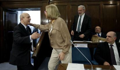 El ministro de Educaci&oacute;n, Jos&eacute; Ignacio Wert, saluda a Adelaida de la Calle, presidenta de los rectores, al inicio de la reuni&oacute;n de ayer del Consejo de Universidades. 